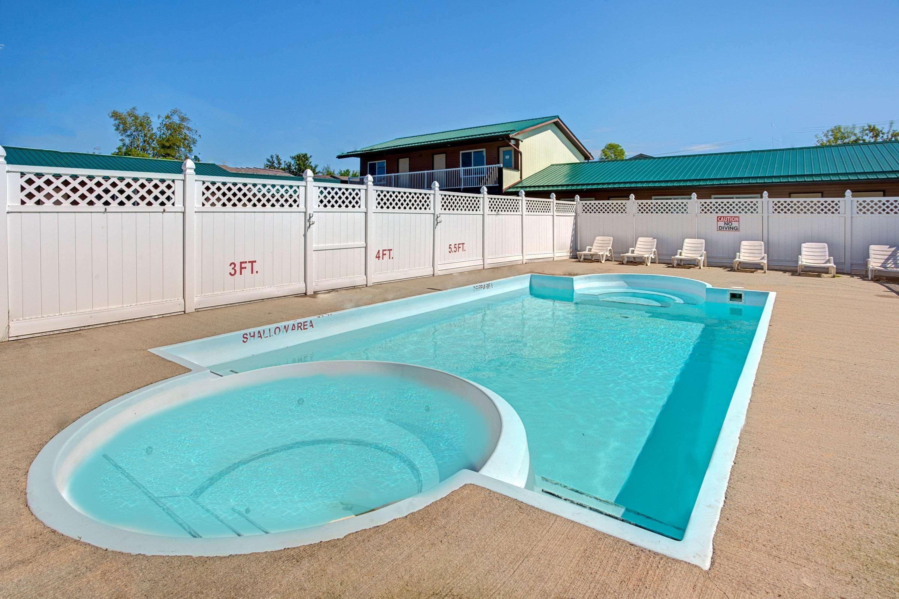 Howard Johnson By Wyndham Gananoque Εξωτερικό φωτογραφία