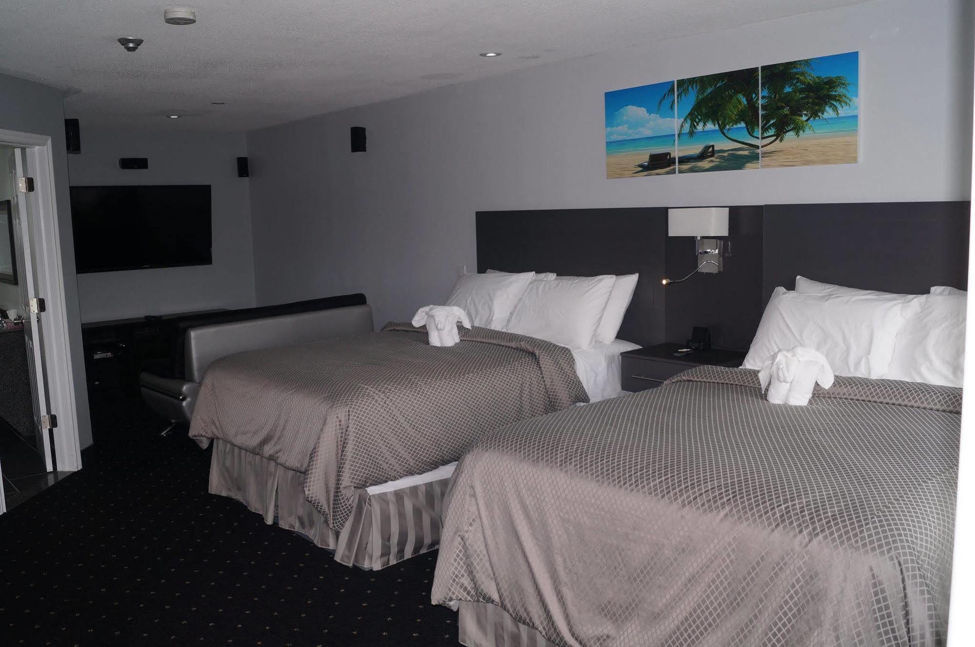 Howard Johnson By Wyndham Gananoque Εξωτερικό φωτογραφία